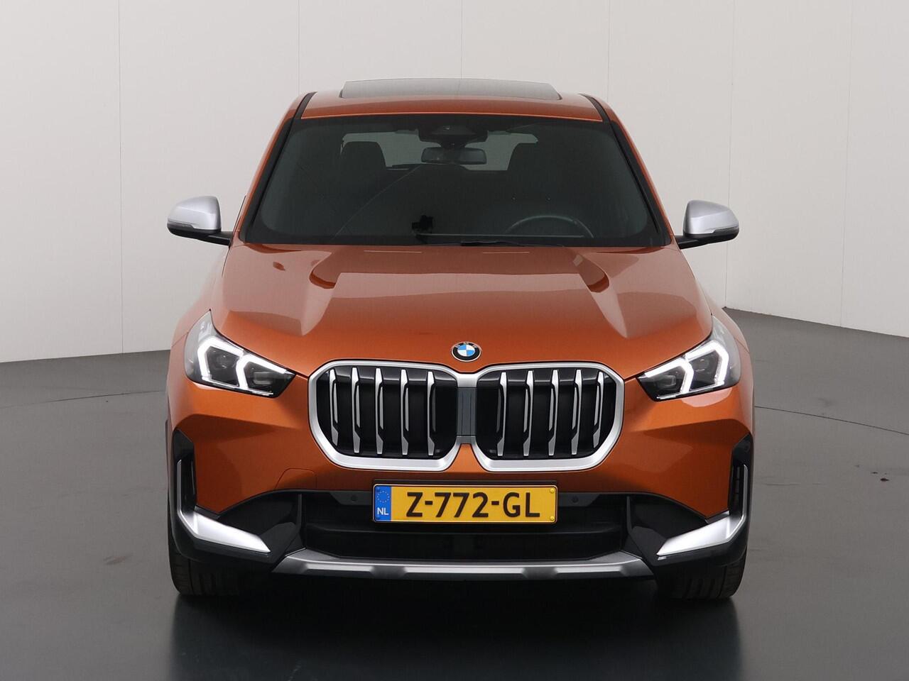 BMW X1 sDrive18i | X-Line | Panoramadak | Sportstoelen | Curved Display | Camera | DAB | Apple CarPlay/Android Auto | Ele. verstelbare stoel + Geheugen | Harman/Kardon | Ele.kofferdeksel | Rijassistent Systeem |