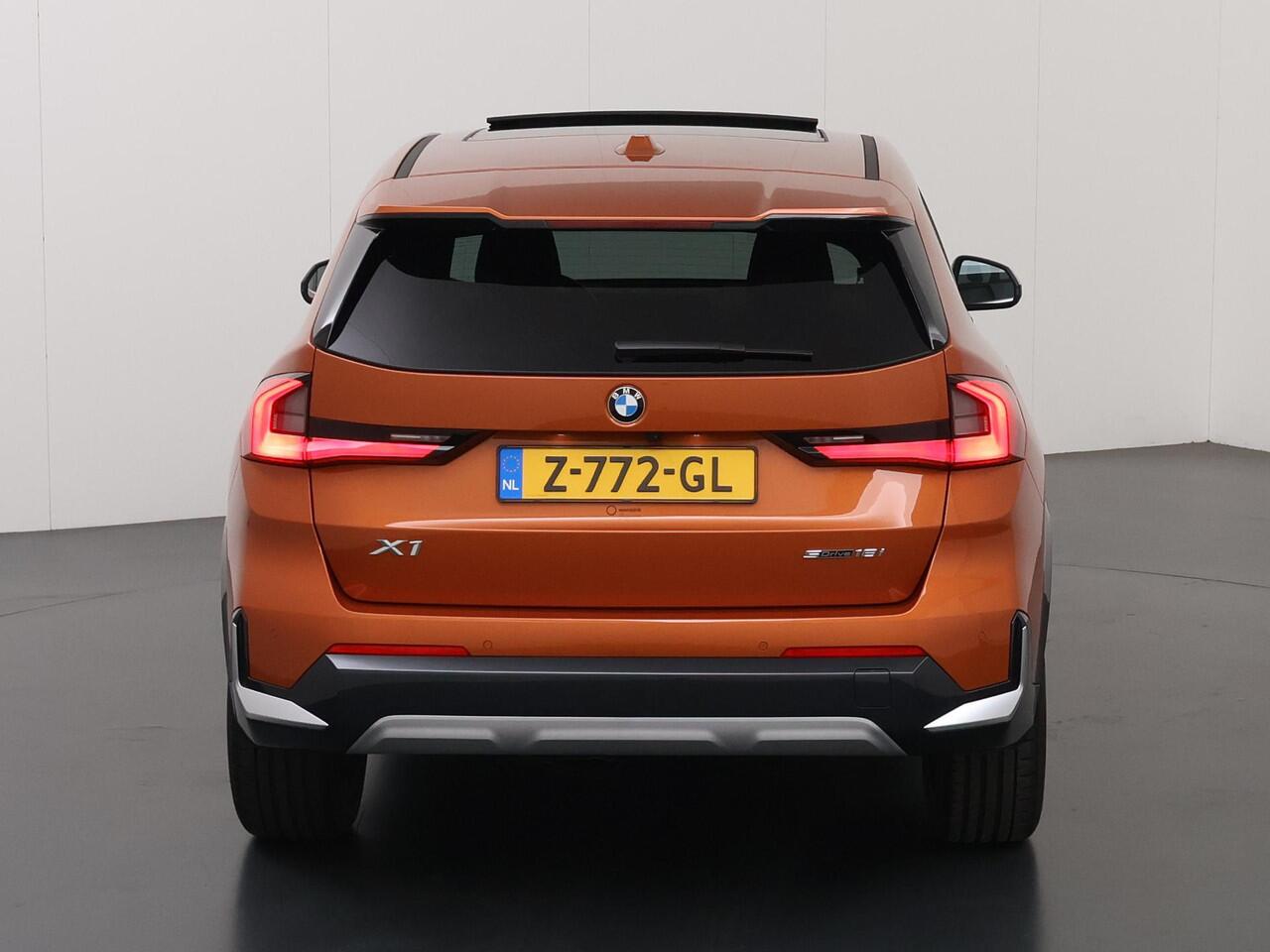 BMW X1 sDrive18i | X-Line | Panoramadak | Sportstoelen | Curved Display | Camera | DAB | Apple CarPlay/Android Auto | Ele. verstelbare stoel + Geheugen | Harman/Kardon | Ele.kofferdeksel | Rijassistent Systeem |