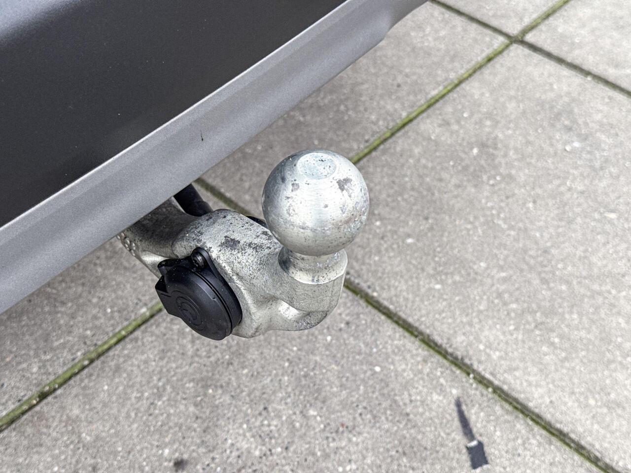 BMW X1 sDrive18i Comfort Acces / Electrische Zwenkhaak / Binnen & Buitenspiegel Automatisch Dimmend / Stoelverwarming / Adaptieve Led verlichting /