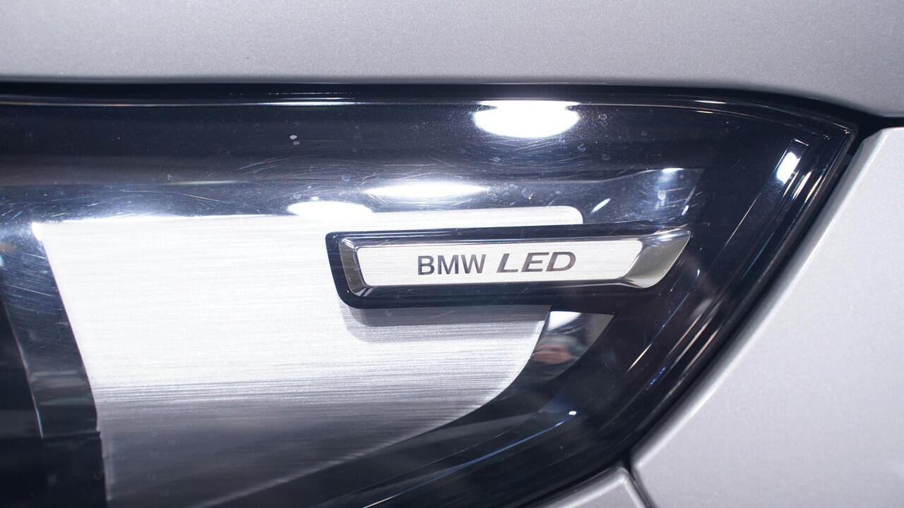 BMW X1 sDrive20i M Sport Panodak Stoel- en stuurverwarming Ledkoplampen Camera Shadowline PDC v+a Apple Carplay