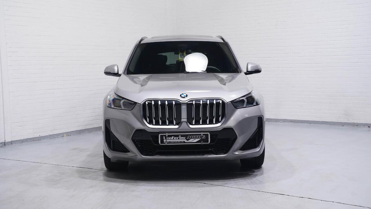 BMW X1 sDrive20i M Sport Panodak Stoel- en stuurverwarming Ledkoplampen Camera Shadowline PDC v+a Apple Carplay