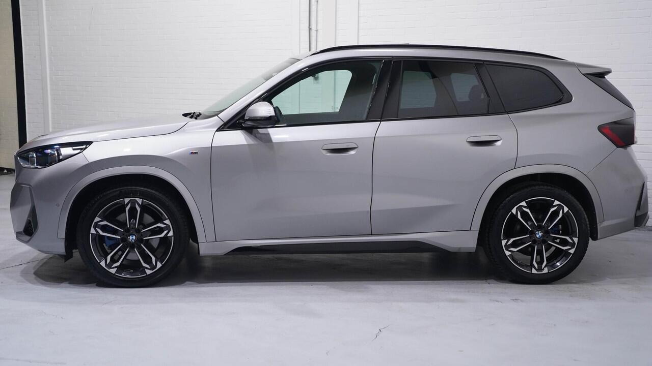 BMW X1 sDrive20i M Sport Panodak Stoel- en stuurverwarming Ledkoplampen Camera Shadowline PDC v+a Apple Carplay