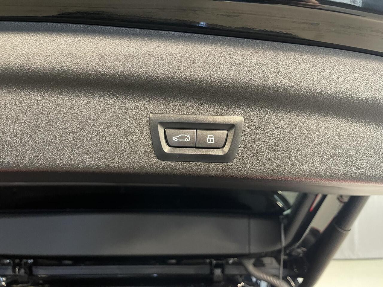 BMW X1 xDrive 25e M-Sport Shadow Line 18''/Sportstoelen/Keyless/Stoelverwarming/Camera/Elektrisch klep