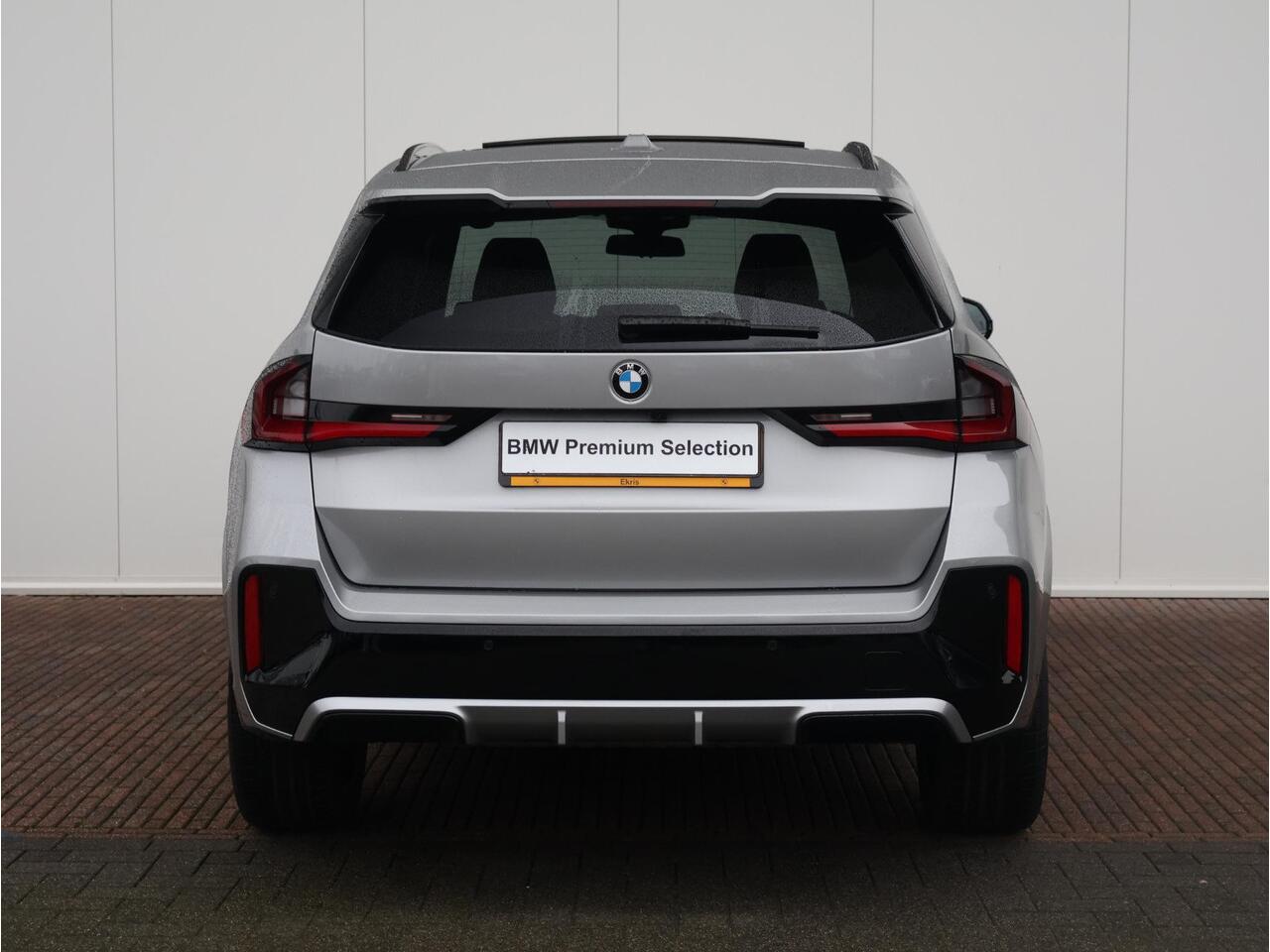 BMW X1 sDrive20i M Sportpakket/ Stuurwielrand verwarmd/ Comfort Access/ Achteruitrijcamera/ Panoramadak/ Sportstoelen/ Stoelverwarming/ Driving Assistant Plus