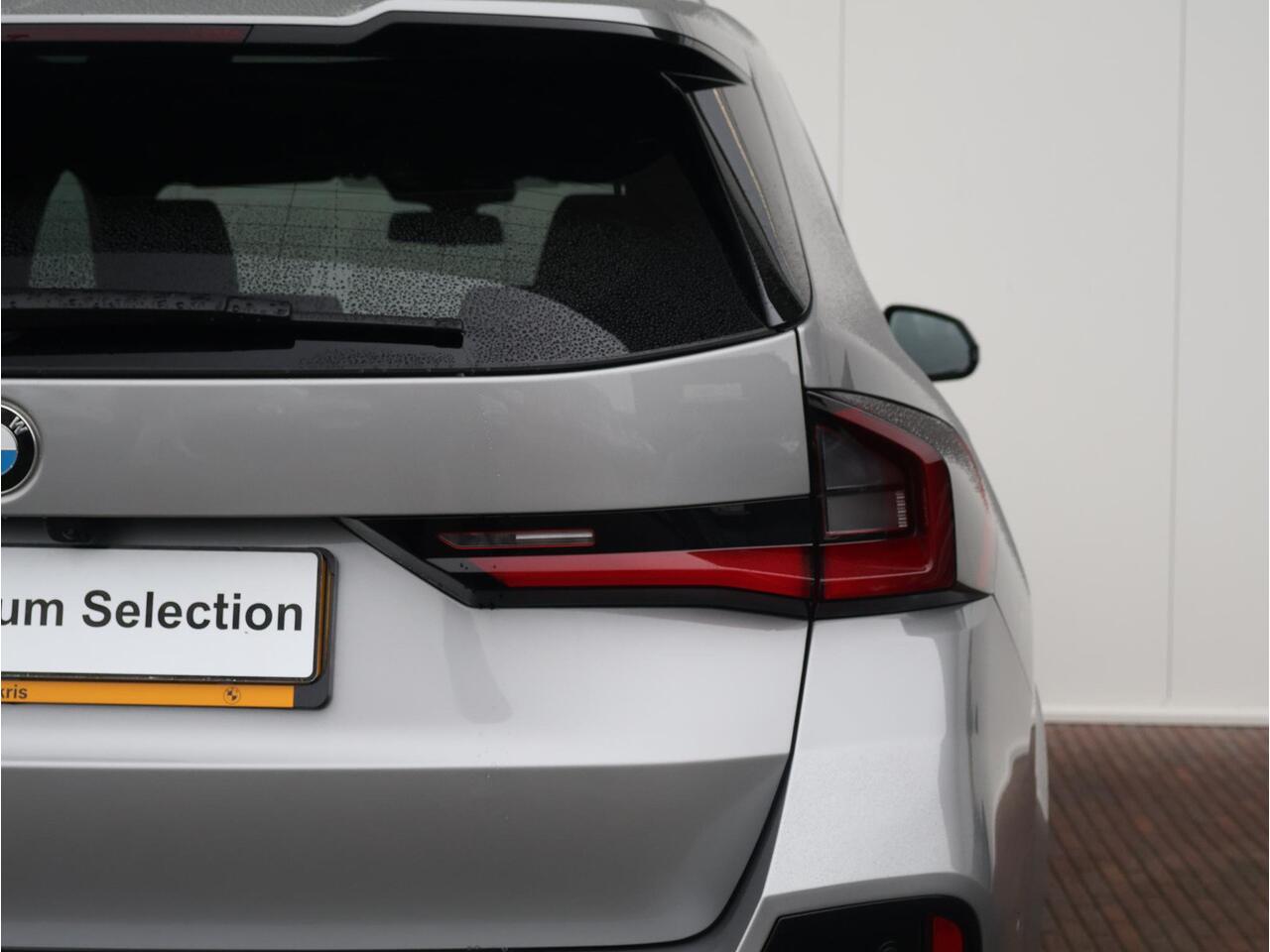 BMW X1 sDrive20i M Sportpakket/ Stuurwielrand verwarmd/ Comfort Access/ Achteruitrijcamera/ Panoramadak/ Sportstoelen/ Stoelverwarming/ Driving Assistant Plus