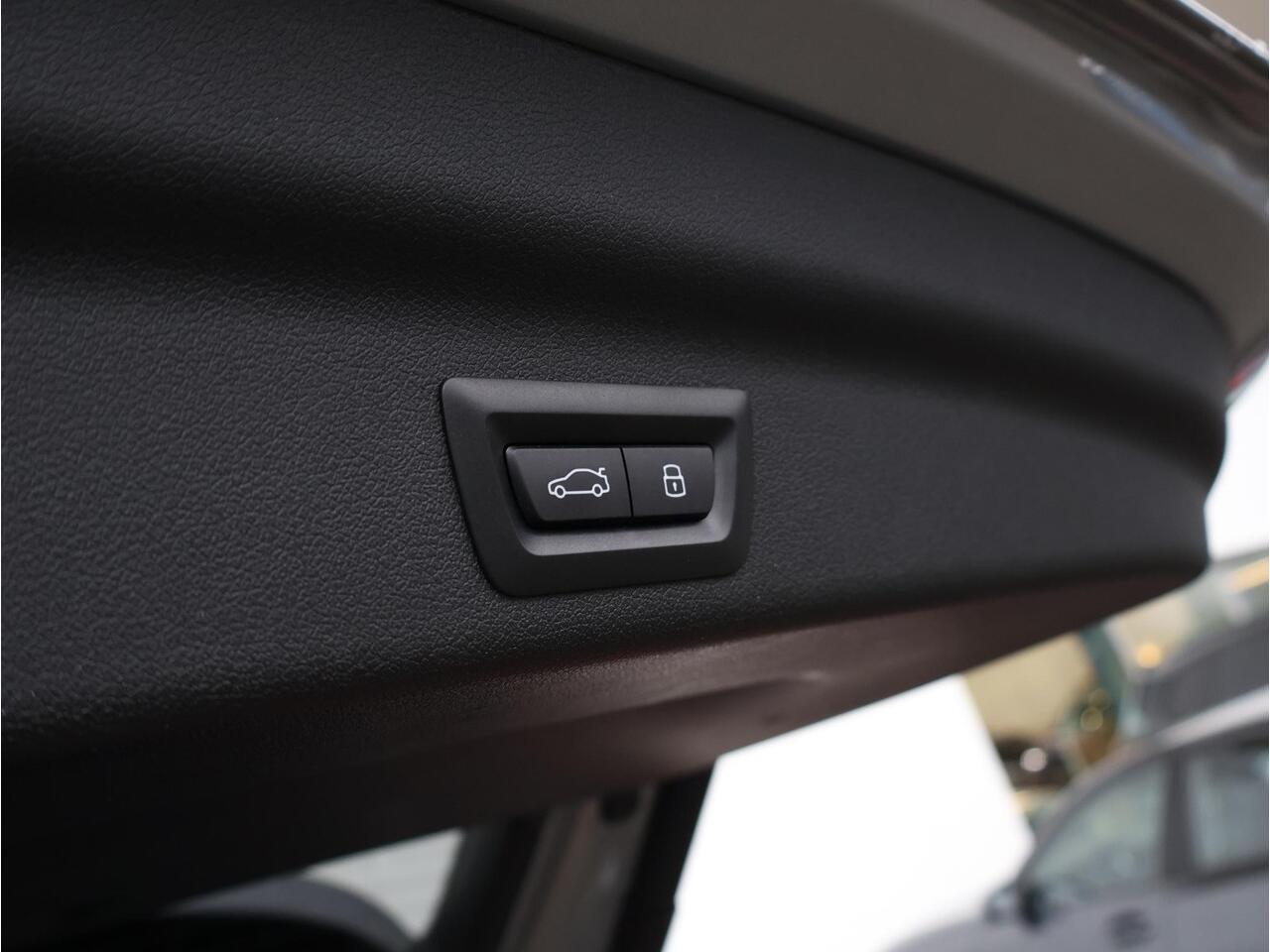 BMW X1 sDrive20i M Sportpakket/ Stuurwielrand verwarmd/ Comfort Access/ Achteruitrijcamera/ Panoramadak/ Sportstoelen/ Stoelverwarming/ Driving Assistant Plus