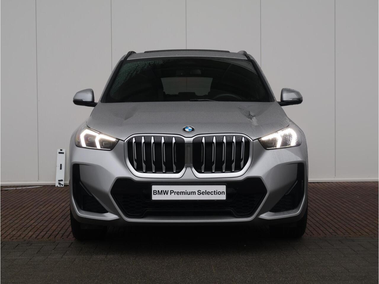 BMW X1 sDrive20i M Sportpakket/ Stuurwielrand verwarmd/ Comfort Access/ Achteruitrijcamera/ Panoramadak/ Sportstoelen/ Stoelverwarming/ Driving Assistant Plus