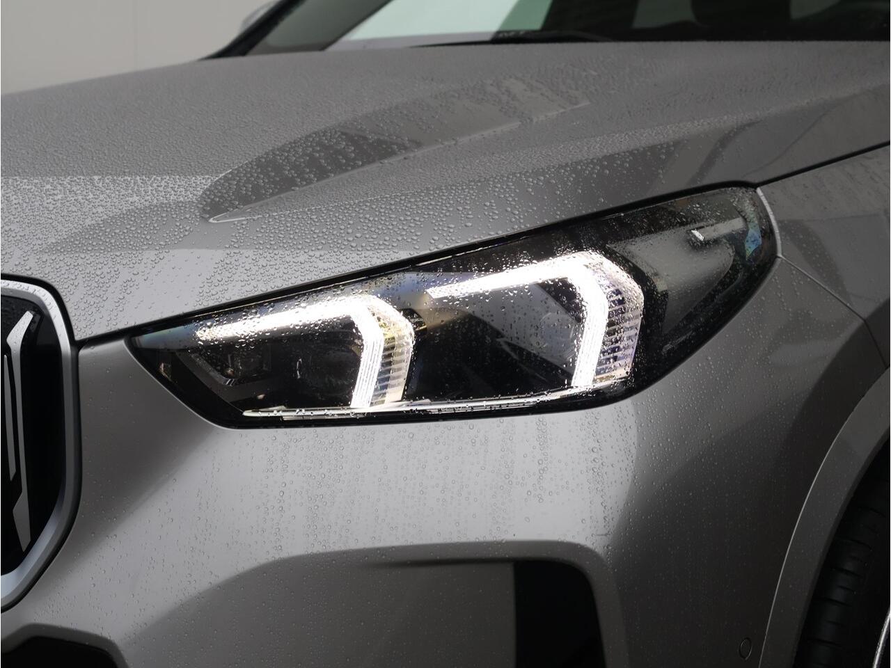 BMW X1 sDrive20i M Sportpakket/ Stuurwielrand verwarmd/ Comfort Access/ Achteruitrijcamera/ Panoramadak/ Sportstoelen/ Stoelverwarming/ Driving Assistant Plus