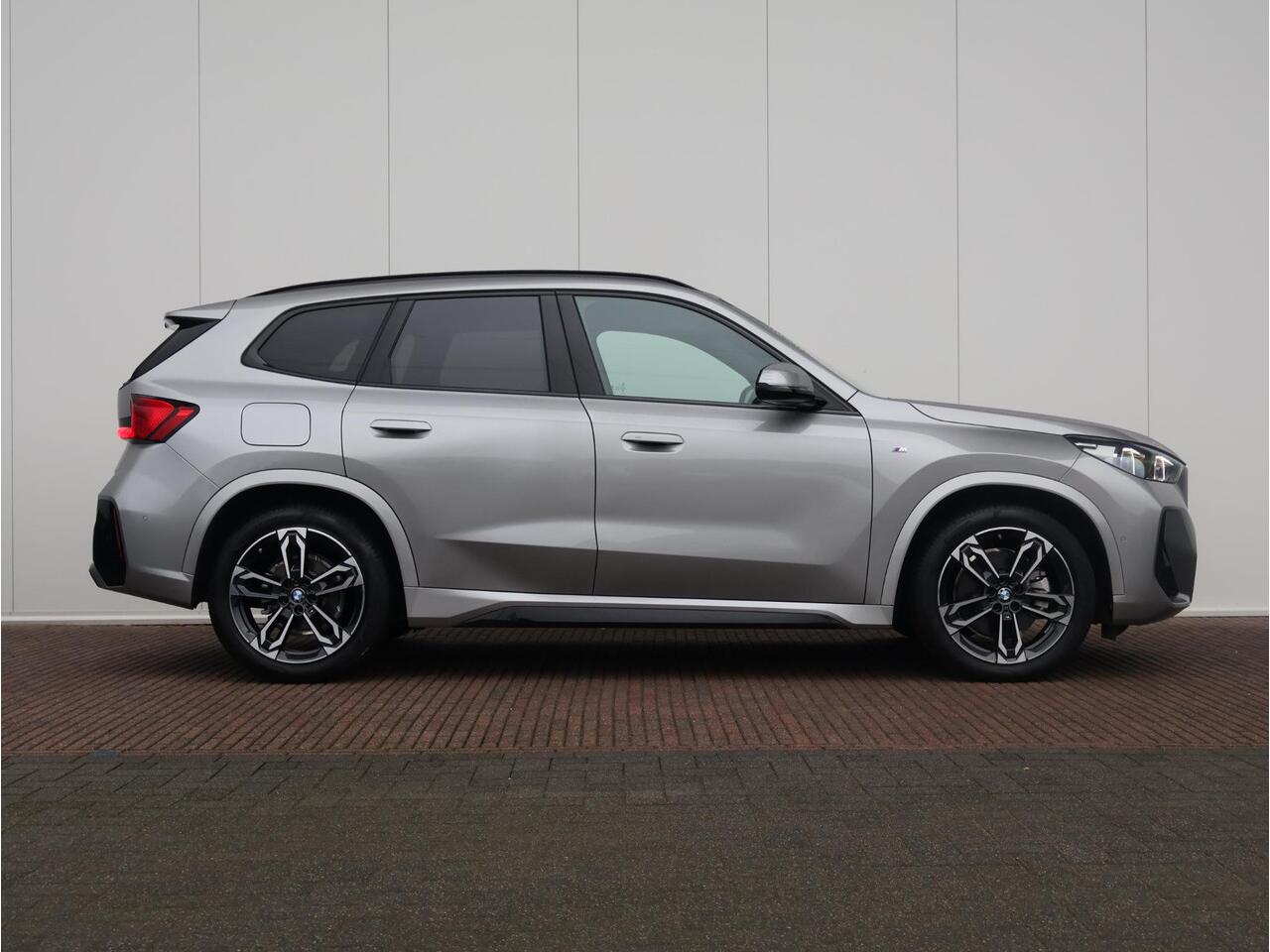 BMW X1 sDrive20i M Sportpakket/ Stuurwielrand verwarmd/ Comfort Access/ Achteruitrijcamera/ Panoramadak/ Sportstoelen/ Stoelverwarming/ Driving Assistant Plus