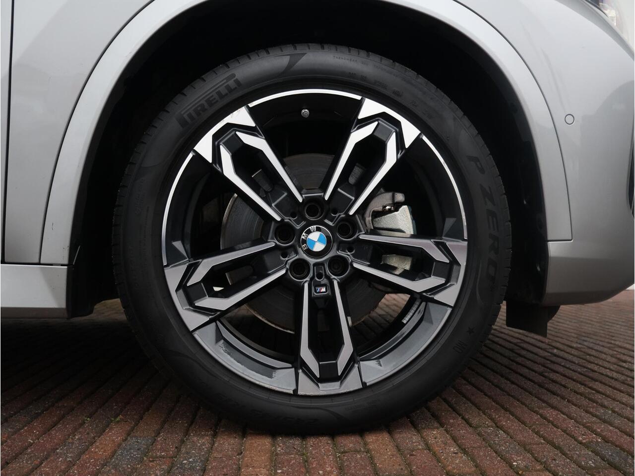 BMW X1 sDrive20i M Sportpakket/ Stuurwielrand verwarmd/ Comfort Access/ Achteruitrijcamera/ Panoramadak/ Sportstoelen/ Stoelverwarming/ Driving Assistant Plus