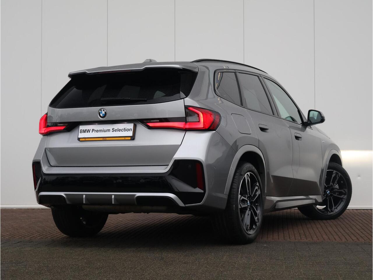 BMW X1 sDrive20i M Sportpakket/ Stuurwielrand verwarmd/ Comfort Access/ Achteruitrijcamera/ Panoramadak/ Sportstoelen/ Stoelverwarming/ Driving Assistant Plus