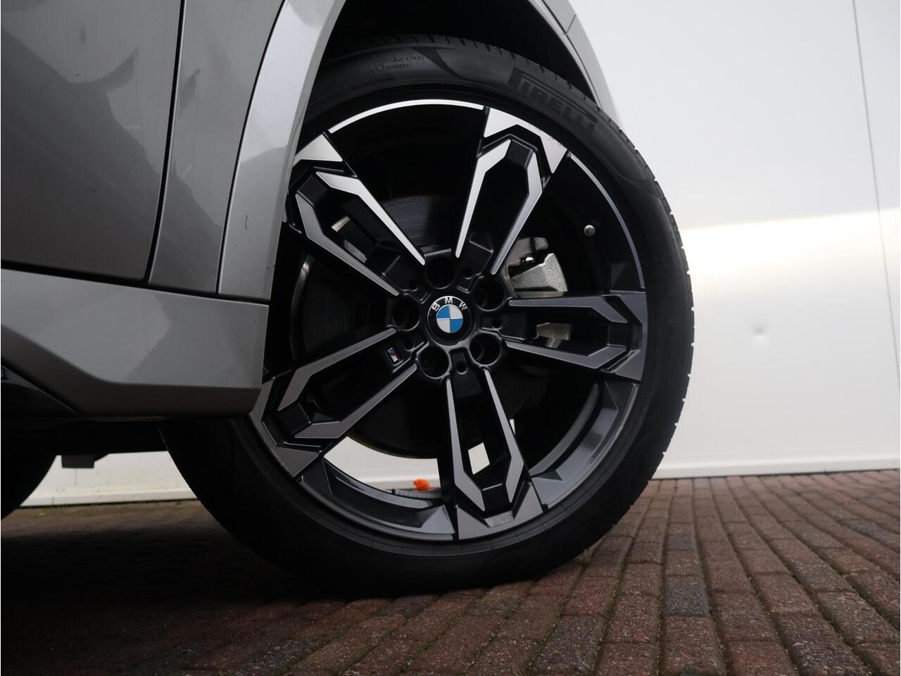 BMW X1 sDrive20i M Sportpakket/ Stuurwielrand verwarmd/ Comfort Access/ Achteruitrijcamera/ Panoramadak/ Sportstoelen/ Stoelverwarming/ Driving Assistant Plus
