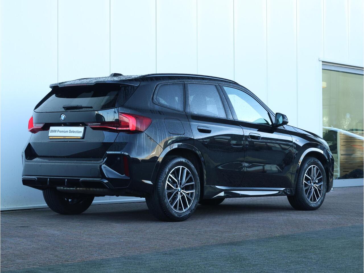 BMW X1 sDrive20i M Sportpakket/ Elektrische Trekhaak/ Sportstoelen/ Sportstoelen/ Getint Glas/ Achteruitrijcamera