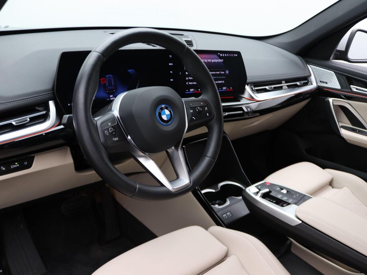 BMW X1 xDrive25e xLine | Stuurwielrand Verwarmd | Achteruitrijcamera | Sportstoelen | DAB | Harman Kardon | 20''