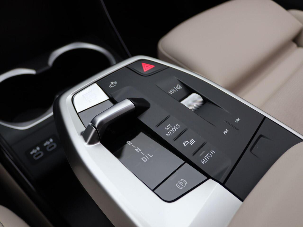 BMW X1 xDrive25e xLine | Stuurwielrand Verwarmd | Achteruitrijcamera | Sportstoelen | DAB | Harman Kardon | 20''