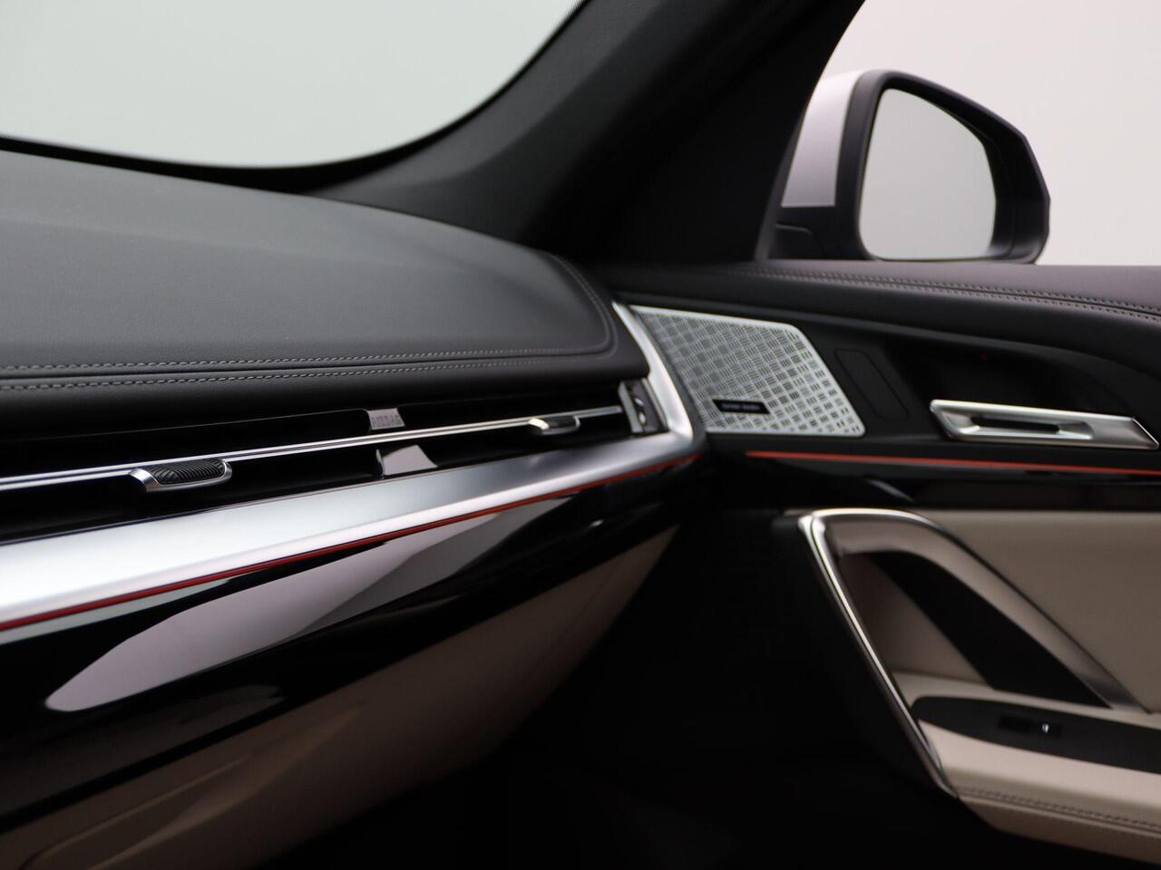 BMW X1 xDrive25e xLine | Stuurwielrand Verwarmd | Achteruitrijcamera | Sportstoelen | DAB | Harman Kardon | 20''