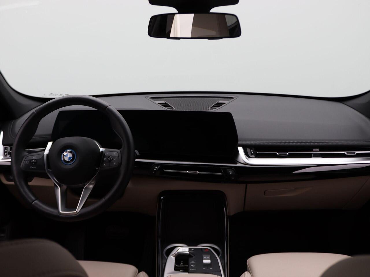 BMW X1 xDrive25e xLine | Stuurwielrand Verwarmd | Achteruitrijcamera | Sportstoelen | DAB | Harman Kardon | 20''