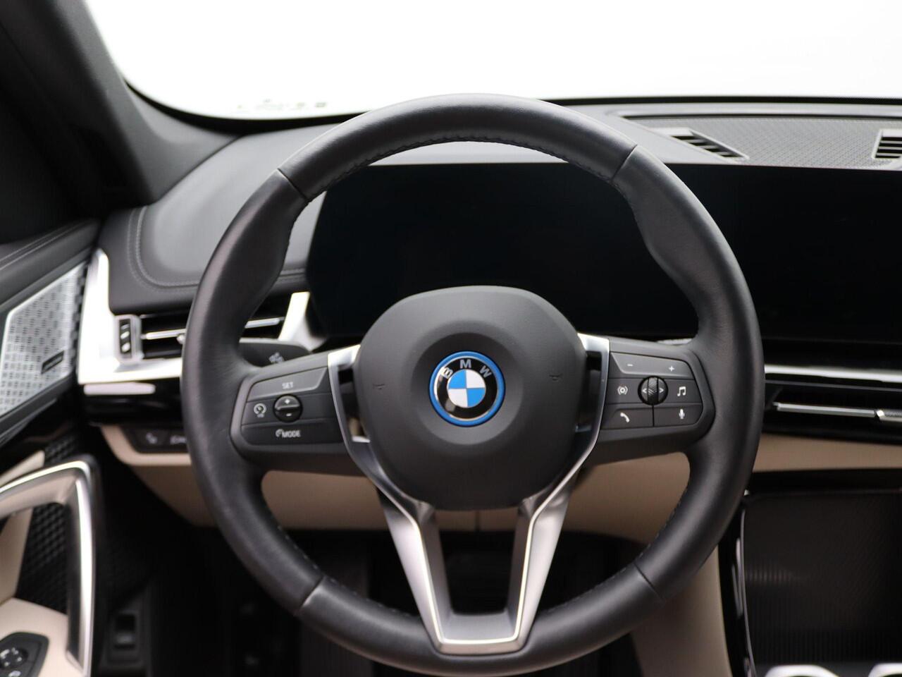 BMW X1 xDrive25e xLine | Stuurwielrand Verwarmd | Achteruitrijcamera | Sportstoelen | DAB | Harman Kardon | 20''