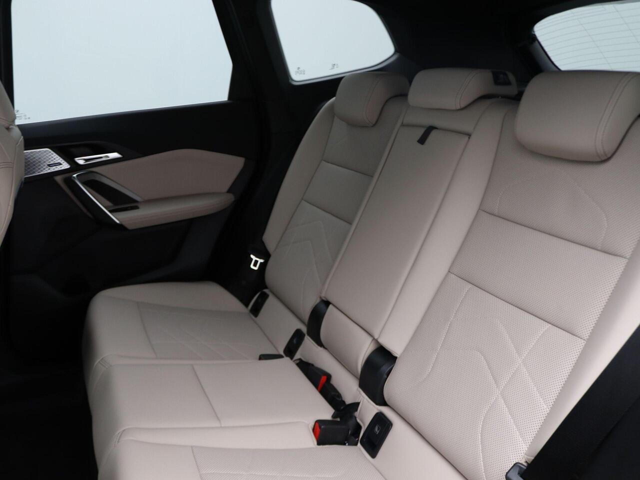 BMW X1 xDrive25e xLine | Stuurwielrand Verwarmd | Achteruitrijcamera | Sportstoelen | DAB | Harman Kardon | 20''