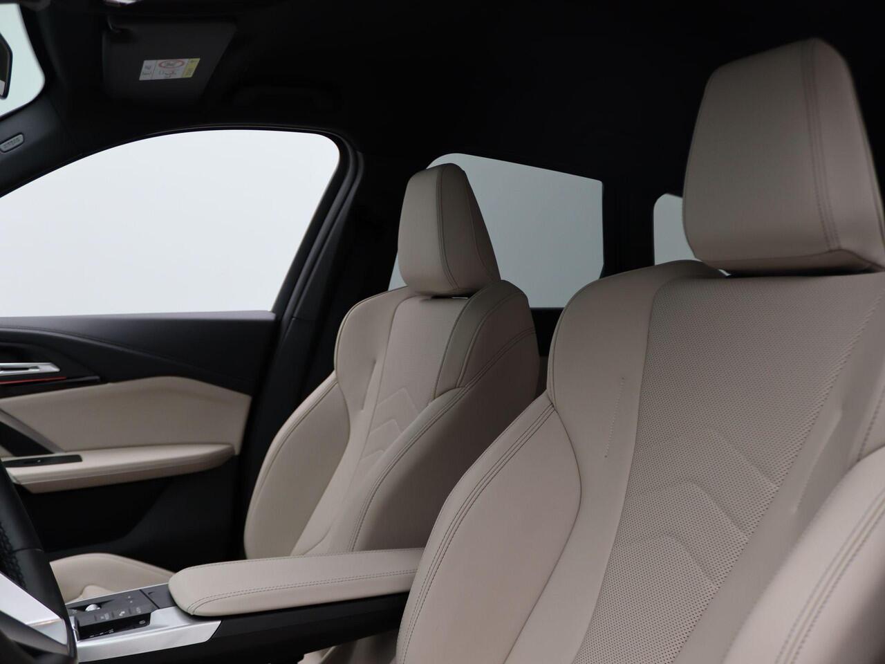 BMW X1 xDrive25e xLine | Stuurwielrand Verwarmd | Achteruitrijcamera | Sportstoelen | DAB | Harman Kardon | 20''