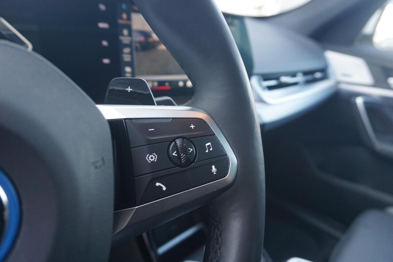 BMW X1 xDrive30e M Sportpakket 20'' / Panoramadak / Elektrisch verstelbare stoelen / Harman Kardon / Trekhaak