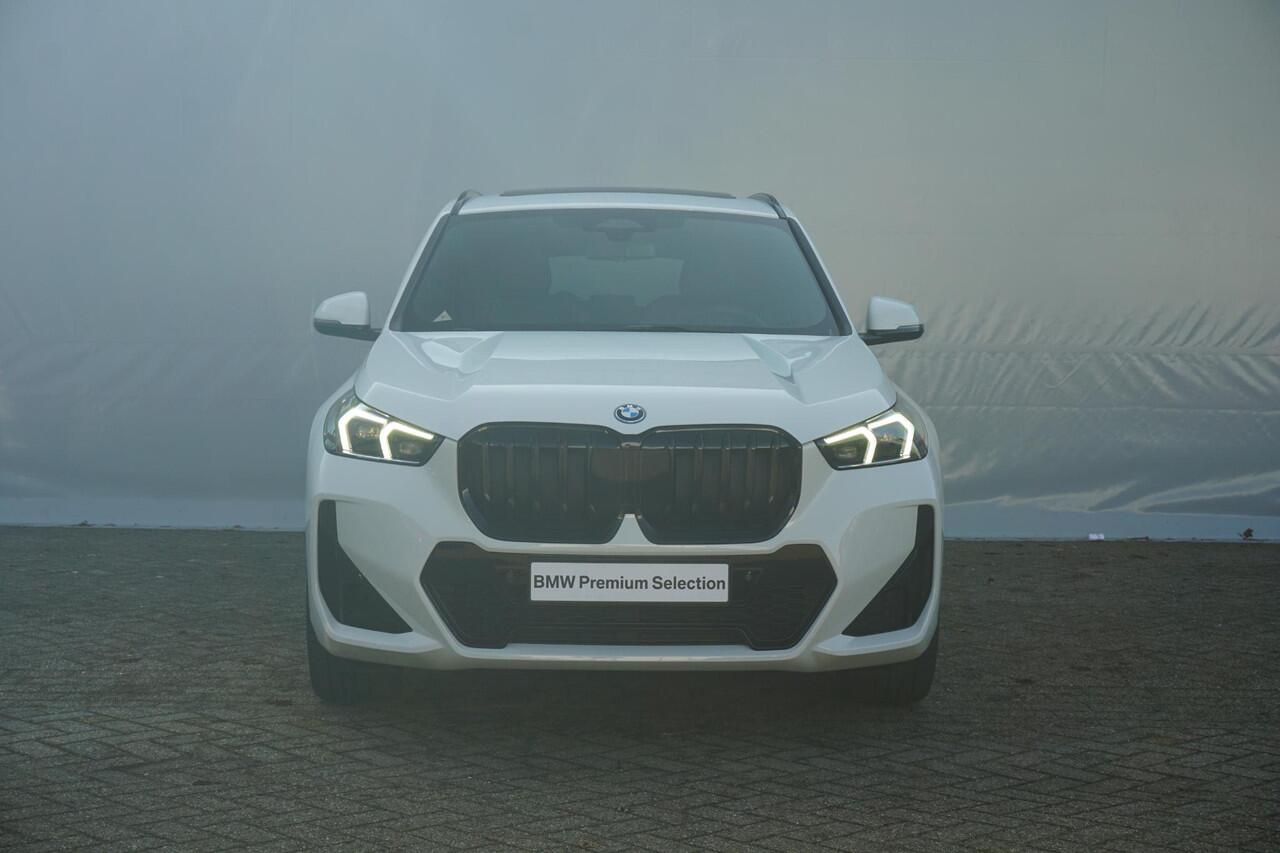 BMW X1 xDrive30e M Sportpakket 20'' / Panoramadak / Elektrisch verstelbare stoelen / Harman Kardon / Trekhaak