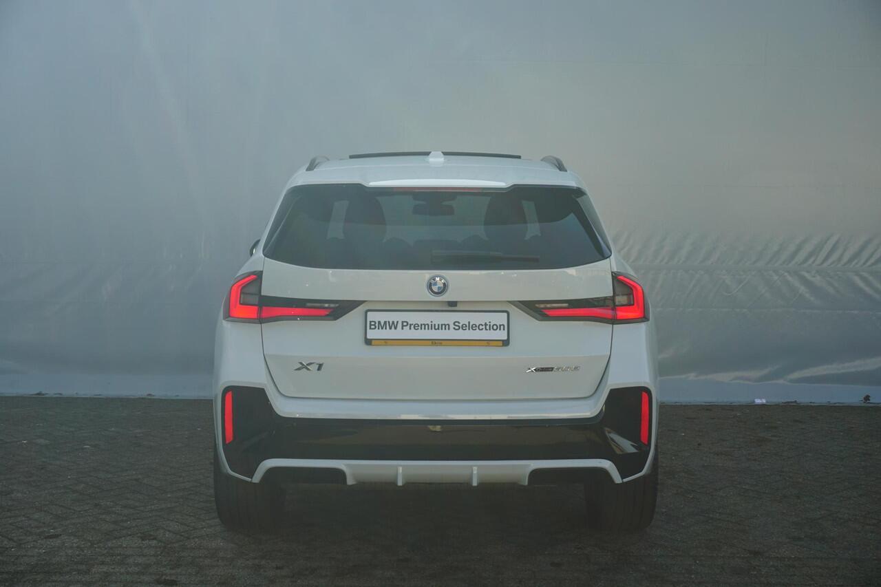 BMW X1 xDrive30e M Sportpakket 20'' / Panoramadak / Elektrisch verstelbare stoelen / Harman Kardon / Trekhaak
