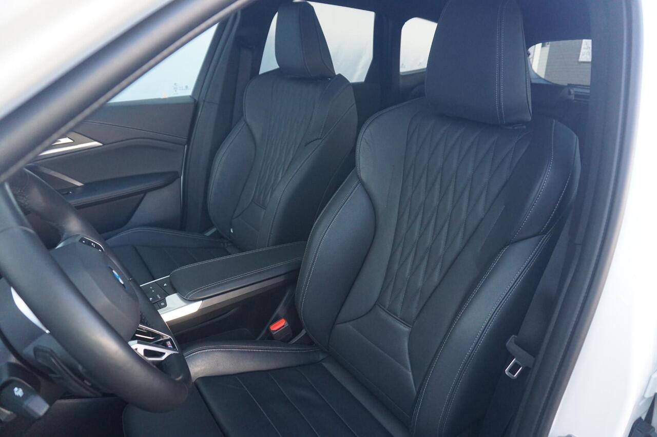 BMW X1 xDrive30e M Sportpakket 20'' / Panoramadak / Elektrisch verstelbare stoelen / Harman Kardon / Trekhaak