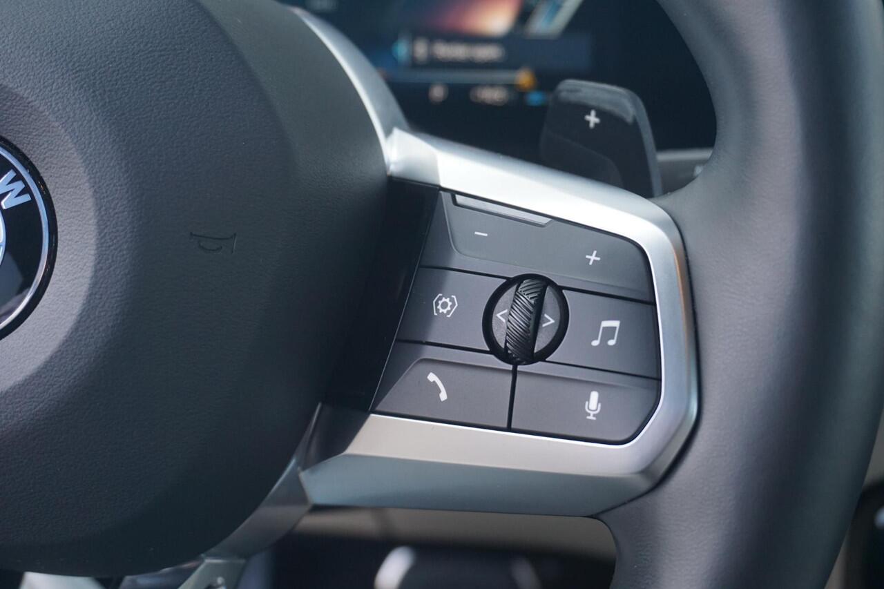 BMW X1 xDrive23i M Sport Pro | Trekhaak / Schuif-kanteldak / Elektrische Stoelen / Harman Kardon / Head-Up Display / Massagefunctie