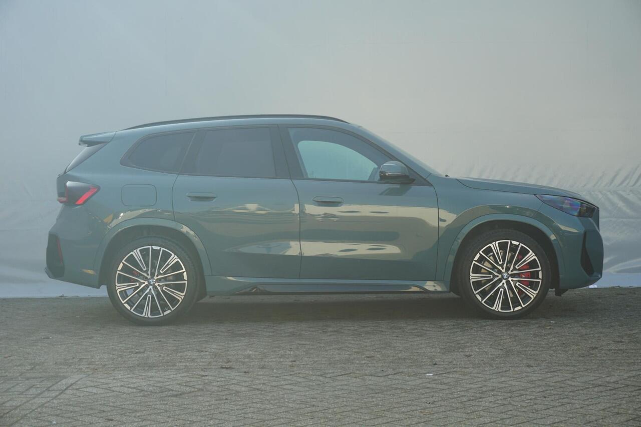 BMW X1 xDrive23i M Sport Pro | Trekhaak / Schuif-kanteldak / Elektrische Stoelen / Harman Kardon / Head-Up Display / Massagefunctie