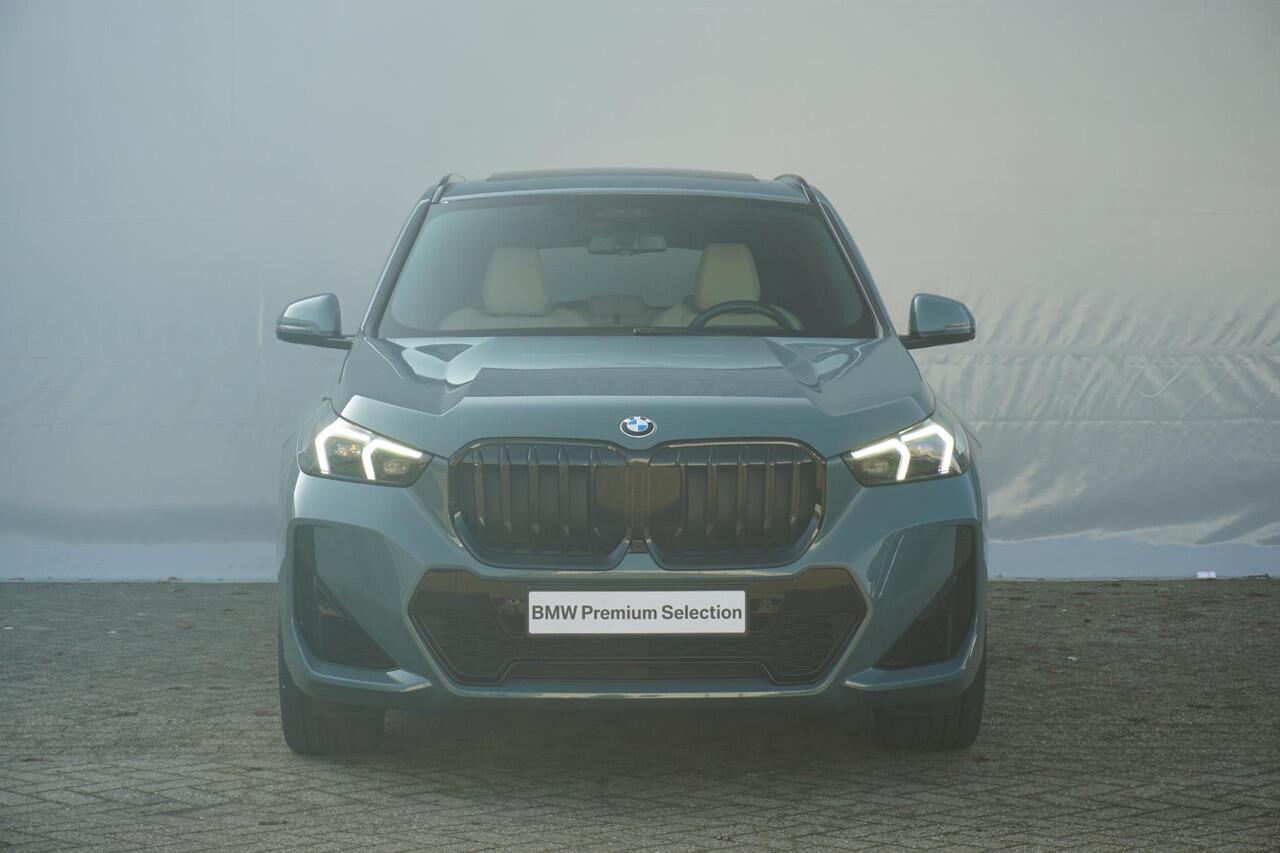 BMW X1 xDrive23i M Sport Pro | Trekhaak / Schuif-kanteldak / Elektrische Stoelen / Harman Kardon / Head-Up Display / Massagefunctie