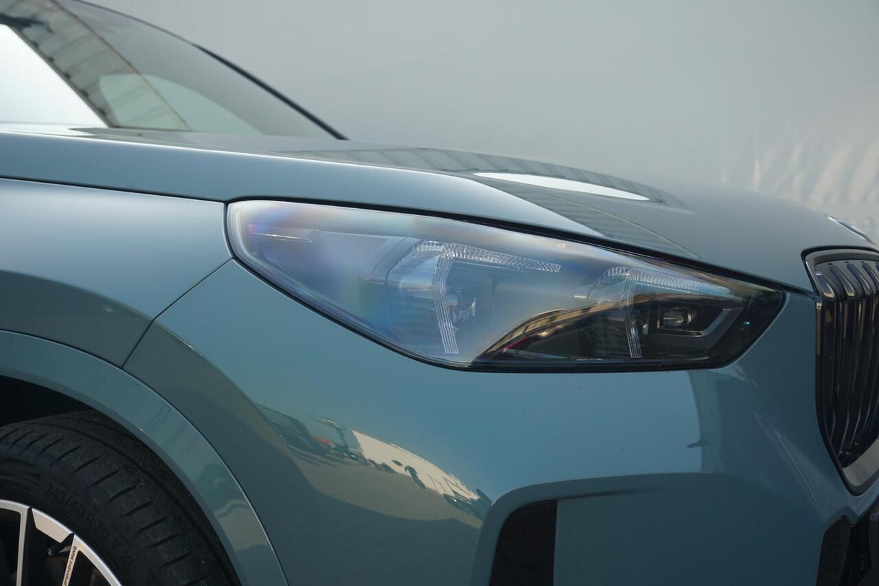 BMW X1 xDrive23i M Sport Pro | Trekhaak / Schuif-kanteldak / Elektrische Stoelen / Harman Kardon / Head-Up Display / Massagefunctie