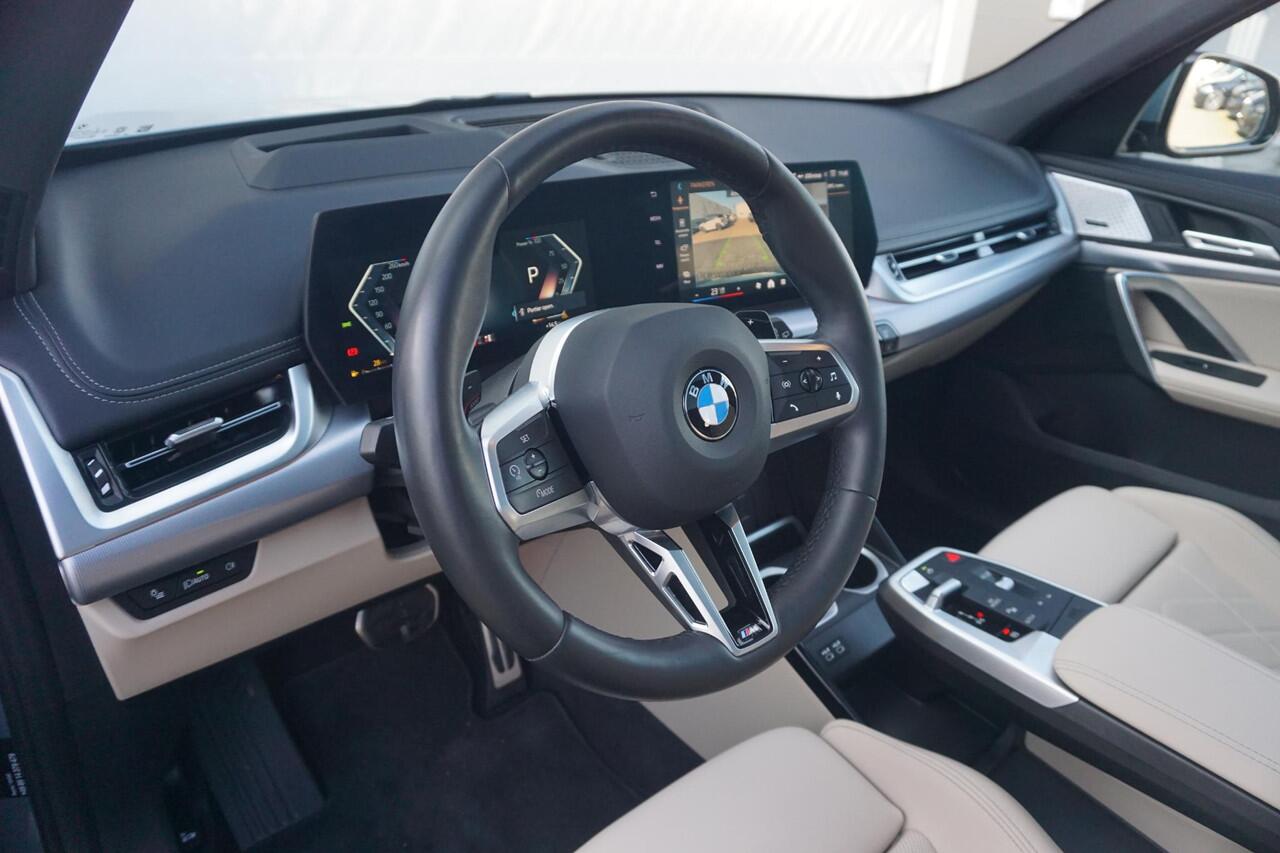 BMW X1 xDrive23i M Sport Pro | Trekhaak / Schuif-kanteldak / Elektrische Stoelen / Harman Kardon / Head-Up Display / Massagefunctie