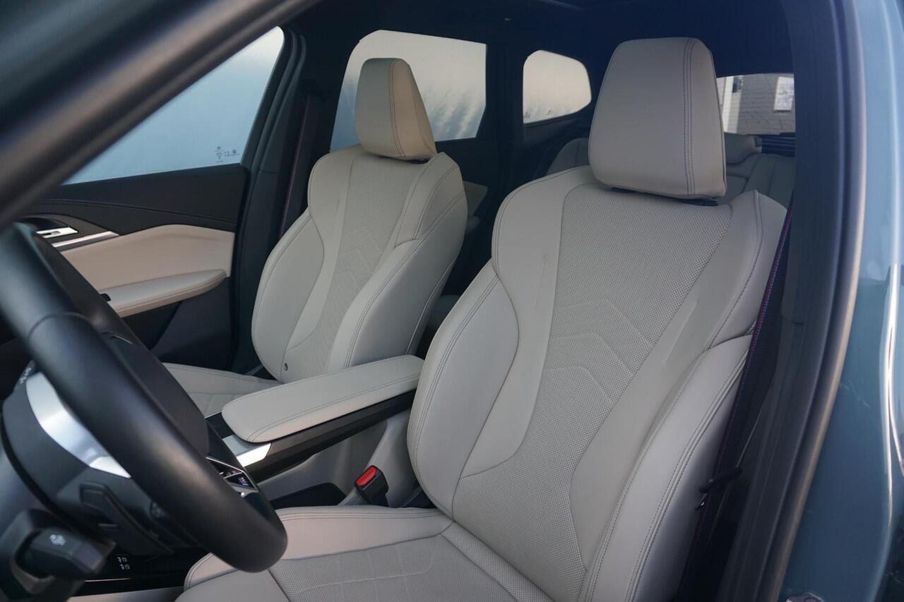 BMW X1 xDrive23i M Sport Pro | Trekhaak / Schuif-kanteldak / Elektrische Stoelen / Harman Kardon / Head-Up Display / Massagefunctie