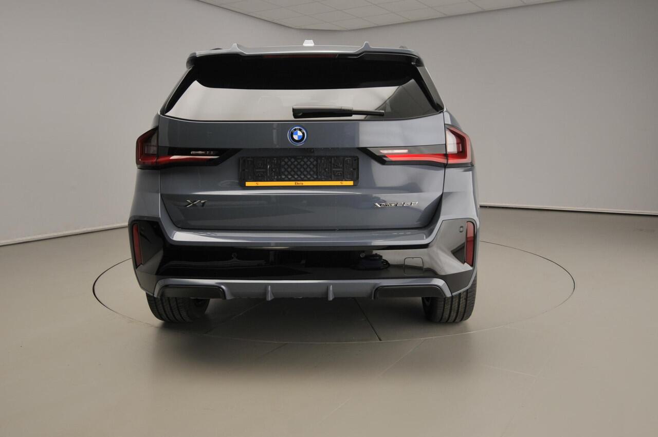 BMW X1 xDrive25e M-Sportpakket / Trekhaak / Panoramadak / Head-up / Park assist / Camera / Alu wielen 19 inch