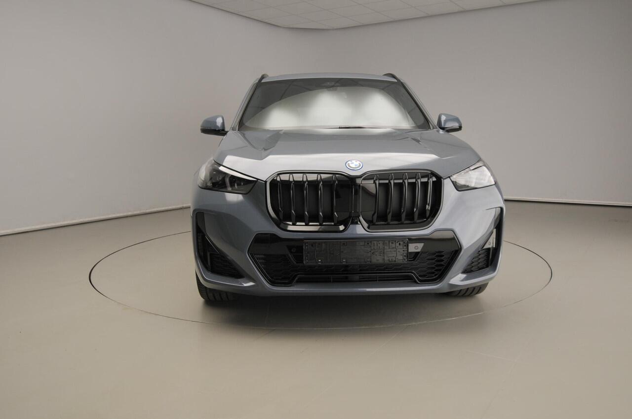BMW X1 xDrive25e M-Sportpakket / Trekhaak / Panoramadak / Head-up / Park assist / Camera / Alu wielen 19 inch