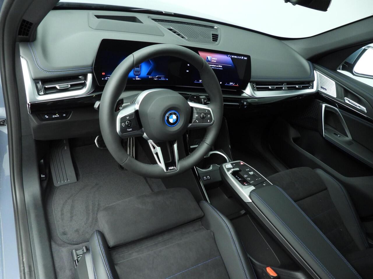 BMW X1 xDrive25e M-Sportpakket / Trekhaak / Panoramadak / Head-up / Park assist / Camera / Alu wielen 19 inch