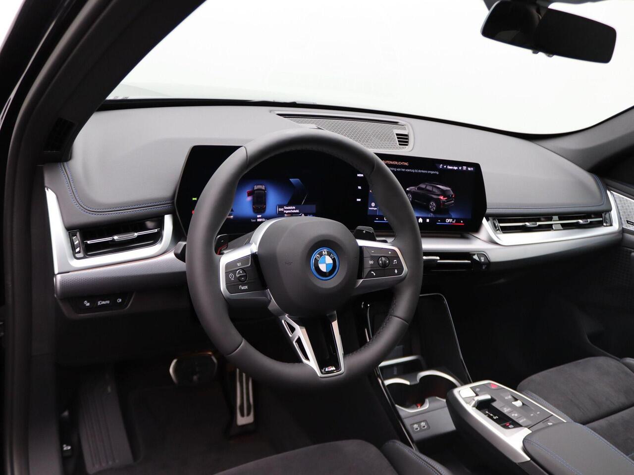 BMW X1 xDrive25e M Sportpakket | Premium Pack | Comfort Pack | Travel Pack | Trekhaak | Panoramadak | Achteruitrijcamera | Harman-Kardon |18" | Ekris Selection