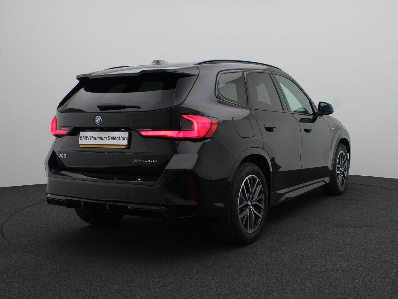 BMW X1 xDrive25e M Sportpakket | Premium Pack | Comfort Pack | Travel Pack | Trekhaak | Panoramadak | Achteruitrijcamera | Harman-Kardon |18" | Ekris Selection