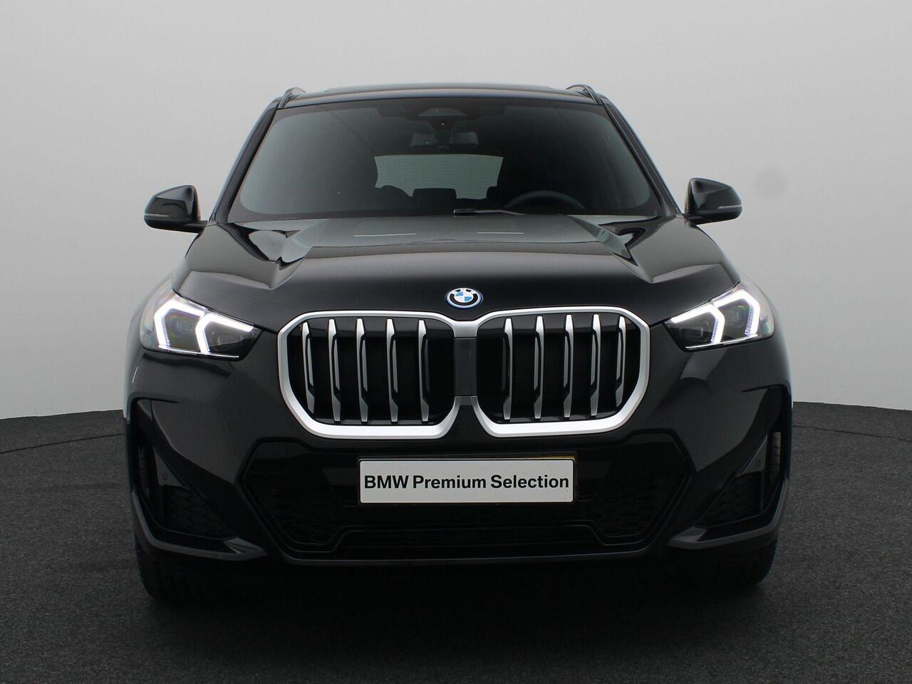 BMW X1 xDrive25e M Sportpakket | Premium Pack | Comfort Pack | Travel Pack | Trekhaak | Panoramadak | Achteruitrijcamera | Harman-Kardon |18" | Ekris Selection