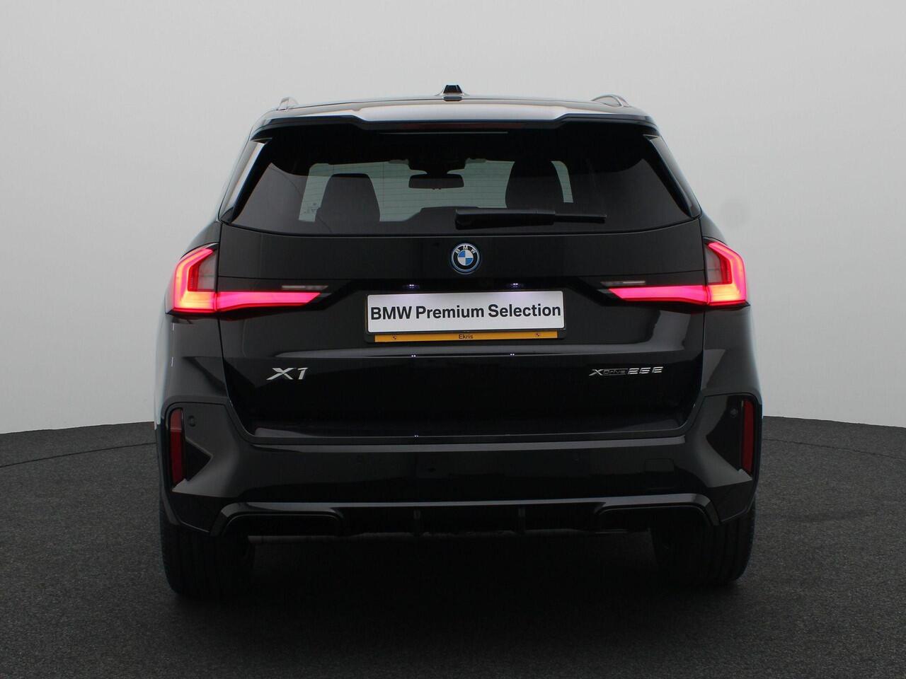 BMW X1 xDrive25e M Sportpakket | Premium Pack | Comfort Pack | Travel Pack | Trekhaak | Panoramadak | Achteruitrijcamera | Harman-Kardon |18" | Ekris Selection