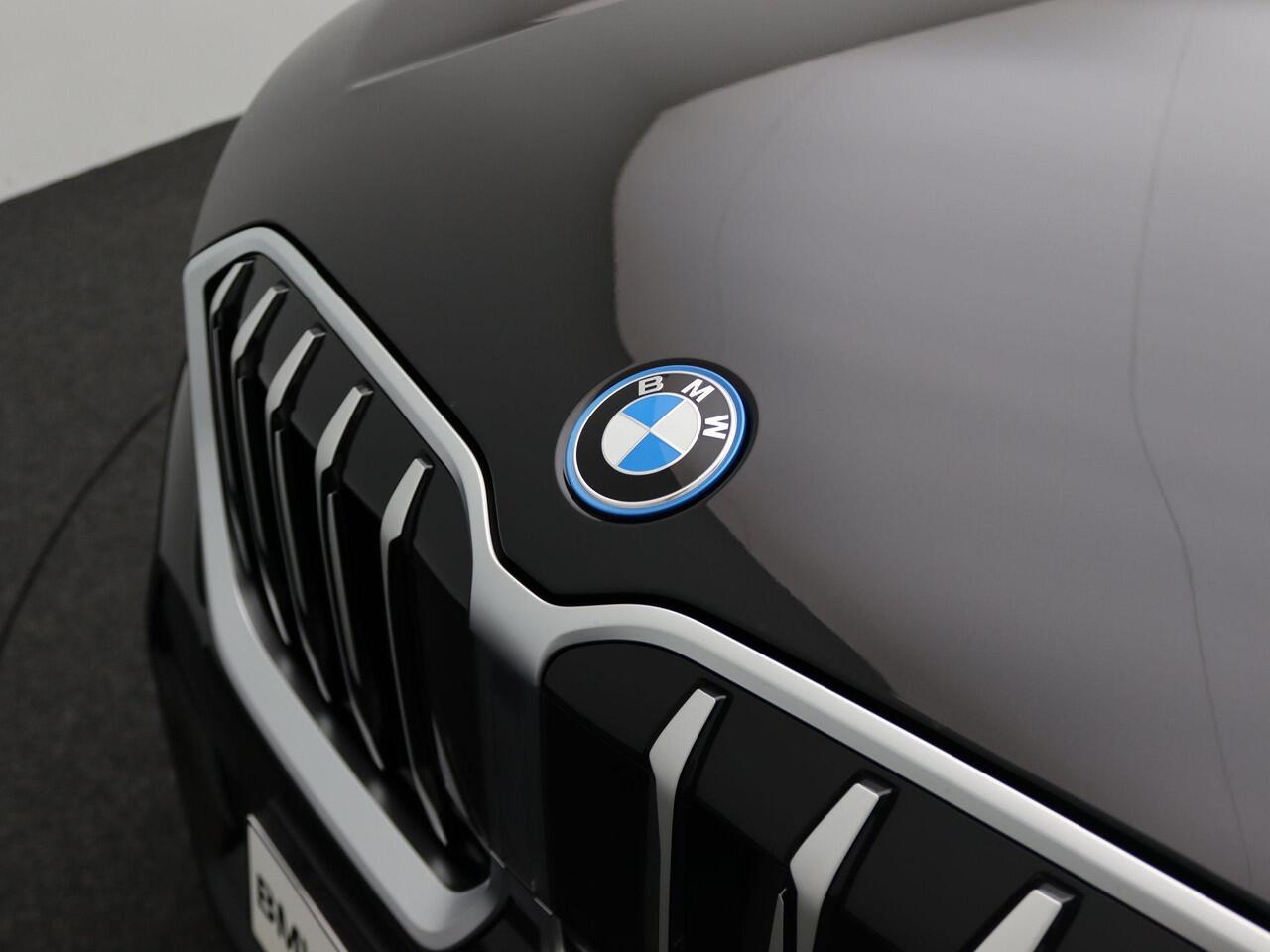 BMW X1 xDrive25e M Sportpakket | Premium Pack | Comfort Pack | Travel Pack | Trekhaak | Panoramadak | Achteruitrijcamera | Harman-Kardon |18" | Ekris Selection