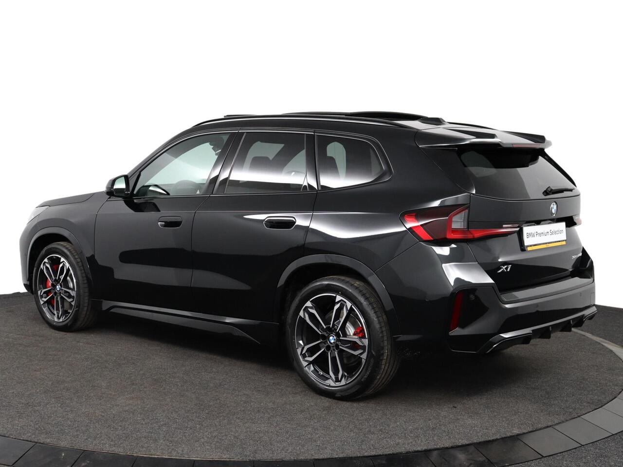 BMW X1 sDrive20i M Sportpakket Pro | Trekhaak | Panoramadak | Driving Assistant Plus | Harman-Kardon | Comfort Access