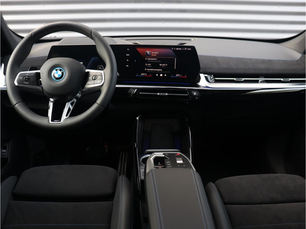 BMW X1 xDrive25e | M Sportpakket Pro | Panodak | Trekhaak | Head-Up | Driving Assistant Plus | Harman Kardon | Elektr. Stoelen | Parking Assistant Plus | 19'' LMV