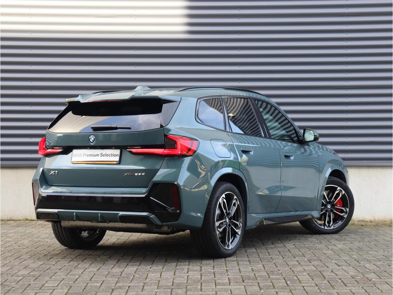 BMW X1 xDrive25e | M Sportpakket Pro | Panodak | Trekhaak | Head-Up | Driving Assistant Plus | Harman Kardon | Elektr. Stoelen | Parking Assistant Plus | 19'' LMV
