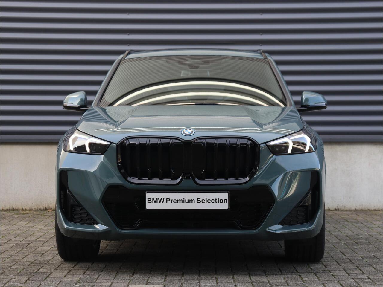 BMW X1 xDrive25e | M Sportpakket Pro | Panodak | Trekhaak | Head-Up | Driving Assistant Plus | Harman Kardon | Elektr. Stoelen | Parking Assistant Plus | 19'' LMV
