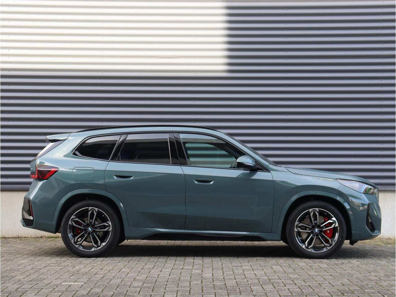 BMW X1 xDrive25e | M Sportpakket Pro | Panodak | Trekhaak | Head-Up | Driving Assistant Plus | Harman Kardon | Elektr. Stoelen | Parking Assistant Plus | 19'' LMV