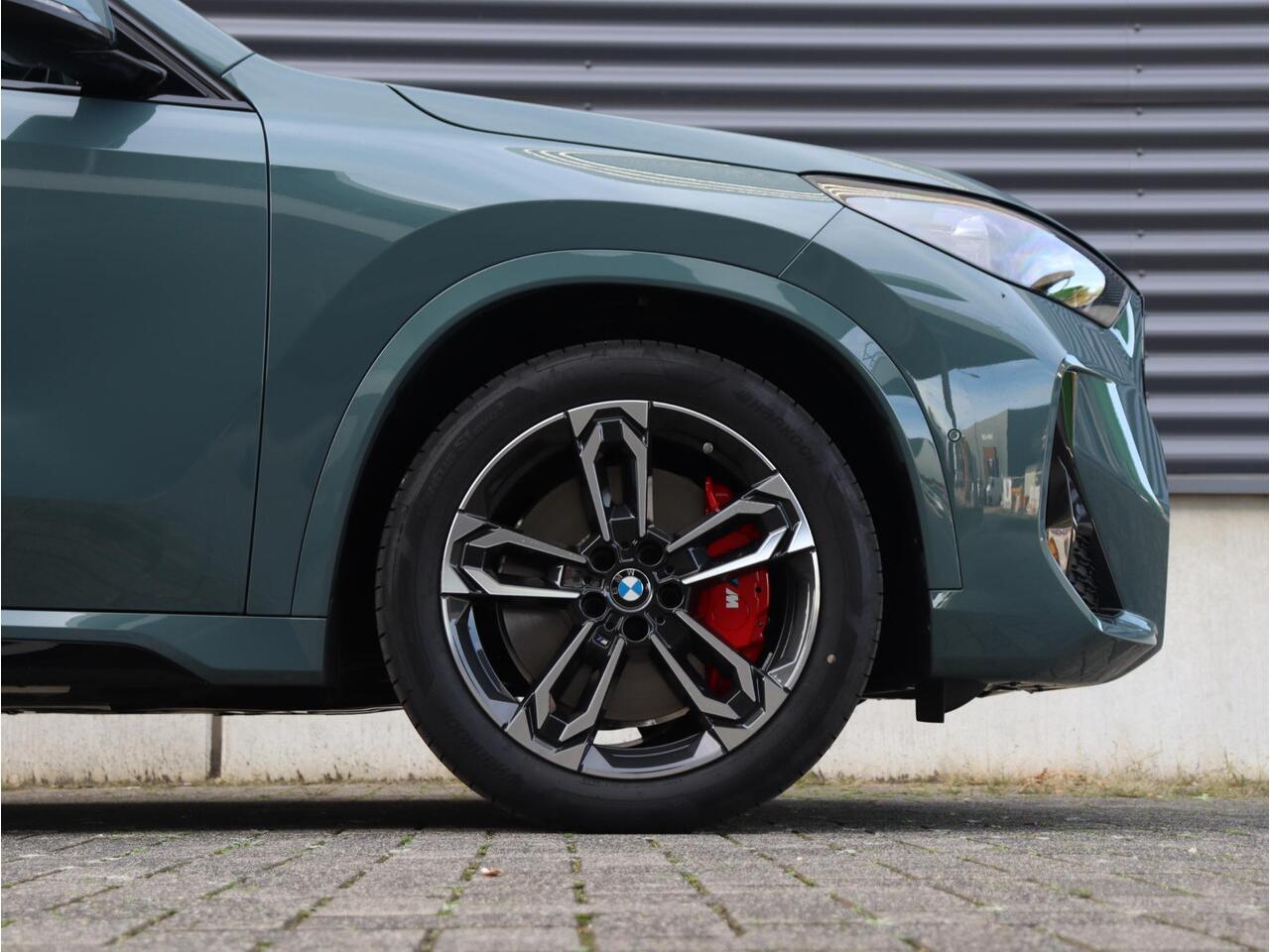 BMW X1 xDrive25e | M Sportpakket Pro | Panodak | Trekhaak | Head-Up | Driving Assistant Plus | Harman Kardon | Elektr. Stoelen | Parking Assistant Plus | 19'' LMV