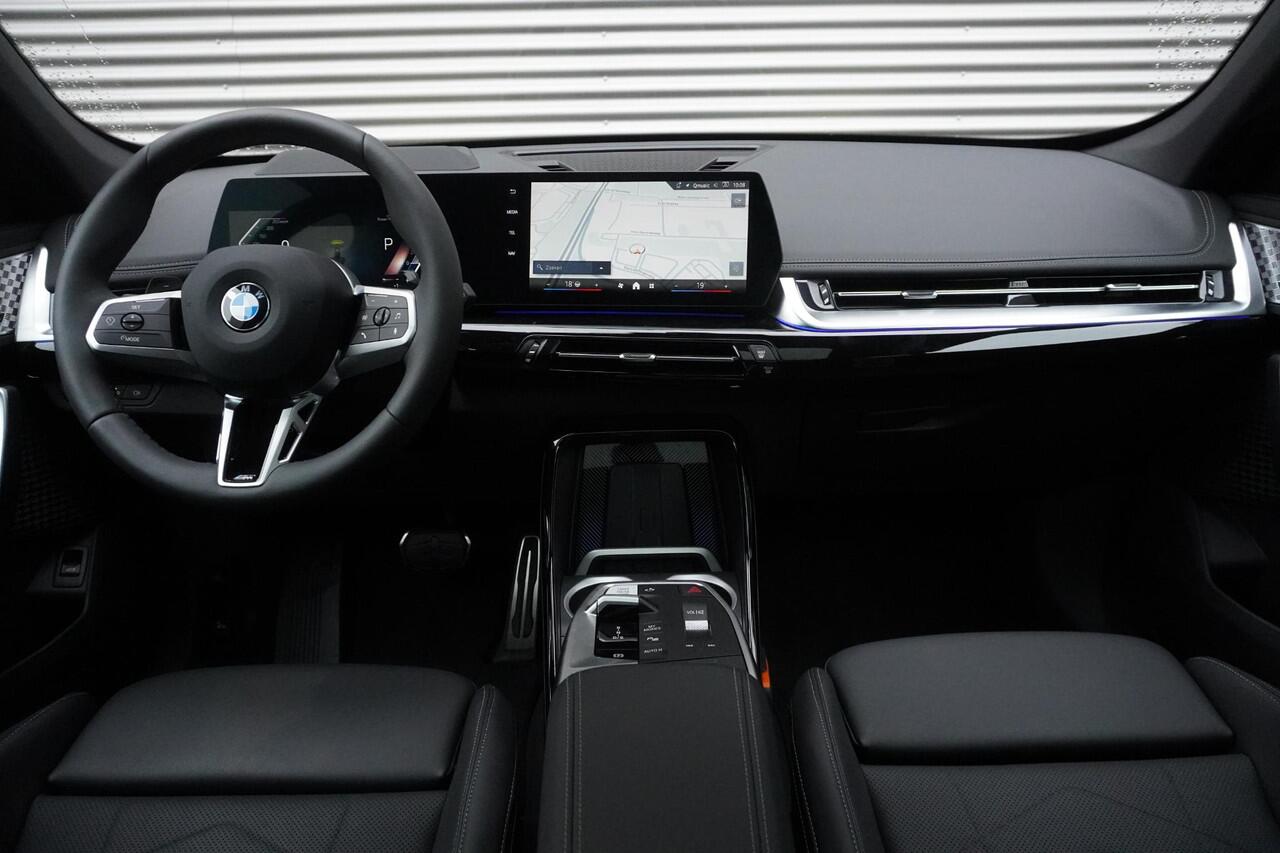 BMW X1 xDrive23i M Sportpakket Pro | schuif/ Kantel Dak | Trekhaak | Parking Assistant Plus | Driving Assistant Plus | Harman Kardon