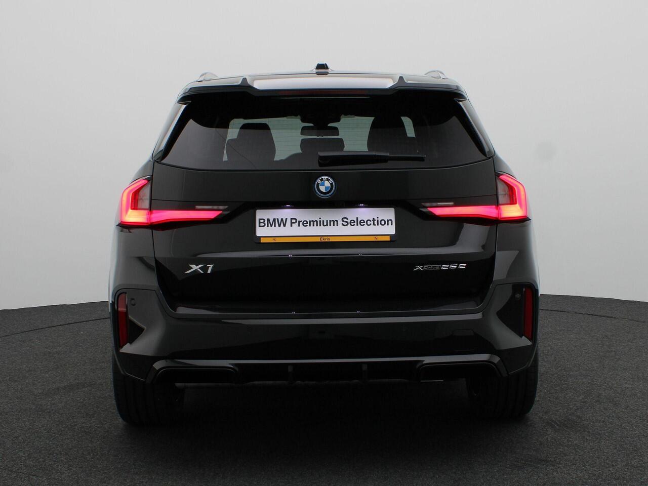 BMW X1 xDrive25e M Sportpakket Pro | Premium Pack | Stuurwielrand Verwarmd | Comfort Access | Trekhaak | Panoramadak | Driving Assistant | Parking Assistant | Harman Kardon | 19''